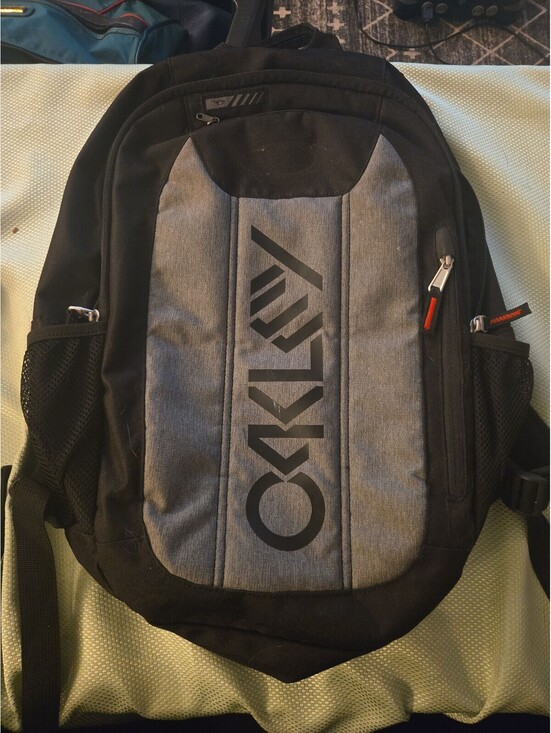 Oakley Other - Oakley Enduro 2.0 20L Backpack Black/Heather Grey
